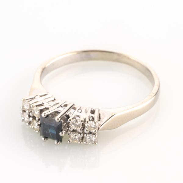Ladies ring (14k gold) with a sapphire and diamonds