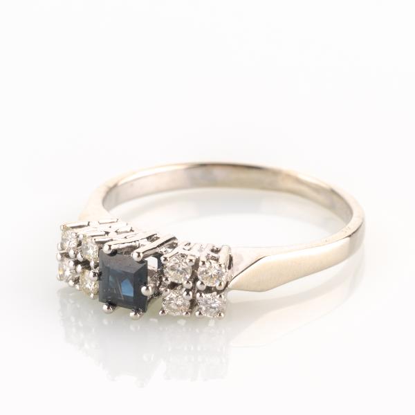 Ladies ring (14k gold) with a sapphire and diamonds