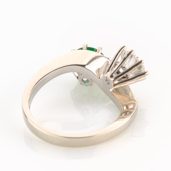 Ladies ring (14k gold) with a 1.02ct diamond and an 0.80ct emerald