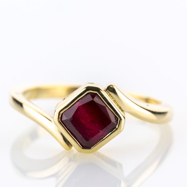 Ladies ring 14k gold with 2.0ct ruby