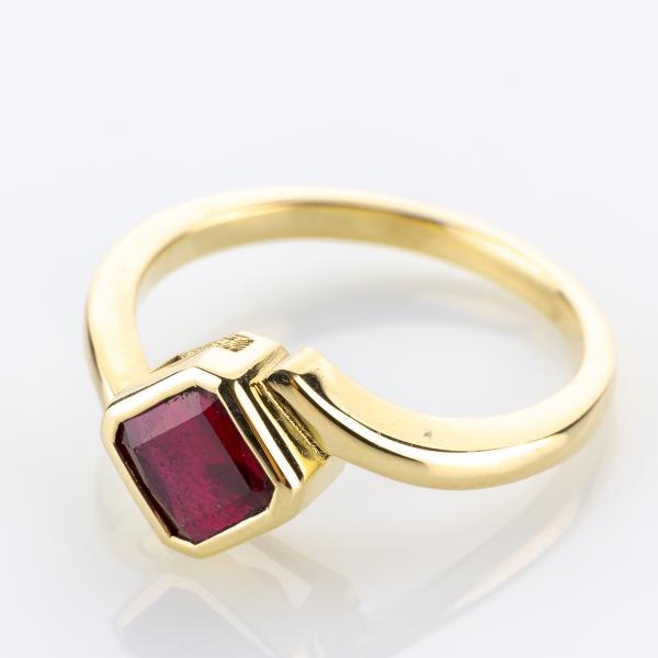 Ladies ring 14k gold with 2.0ct ruby