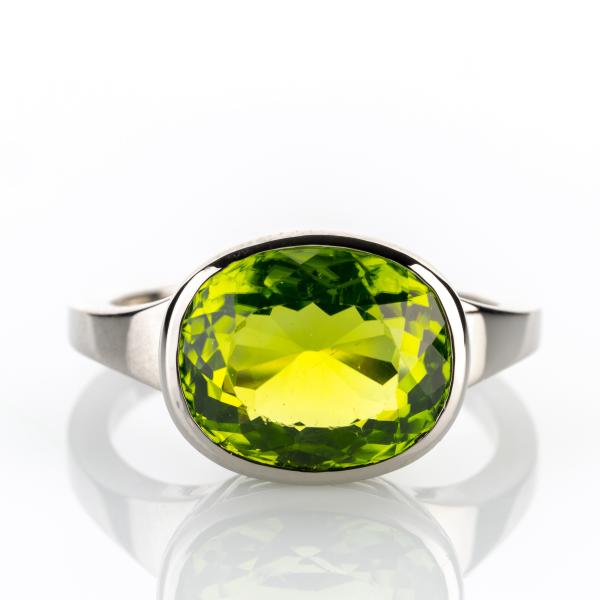 Damenring 585er Gold mit einem 5.66ct Peridot aus unser Serie Laura