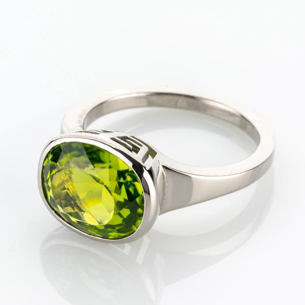 Damenring 585er Gold mit einem 5.66ct Peridot aus unser Serie Laura