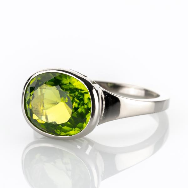 Damenring 585er Gold mit einem 5.66ct Peridot aus unser Serie Laura