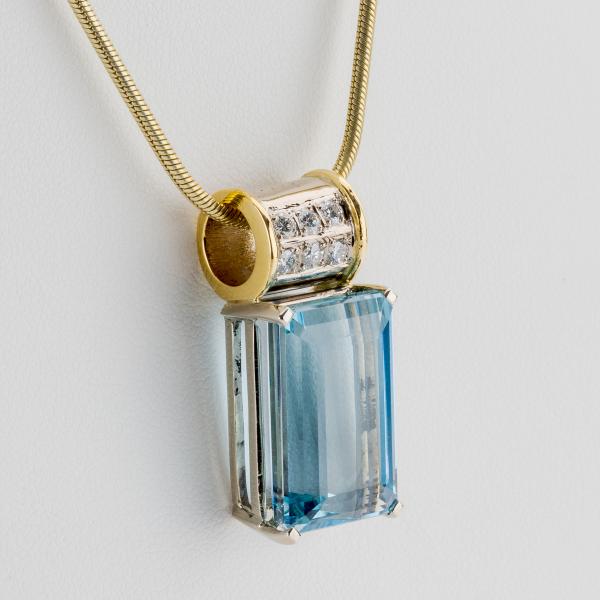18.0 Carat Aquamarine and 0.30 Carat Diamond Pendant in 18k Multicolor Gold