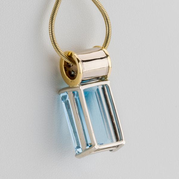 18.0 Carat Aquamarine and 0.30 Carat Diamond Pendant in 18k Multicolor Gold
