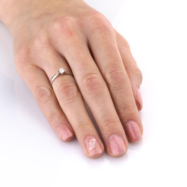 Ring aus 585er Weißgold mit Brillant