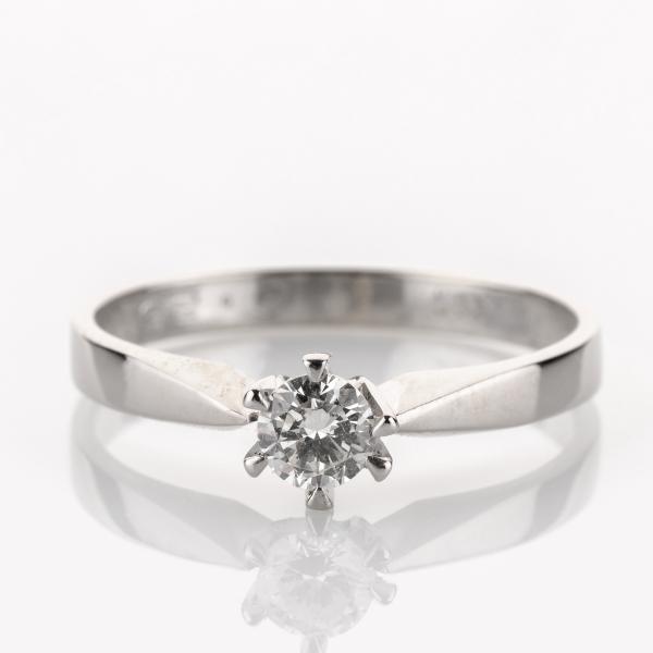 Ring aus 585er Weißgold mit Brillant