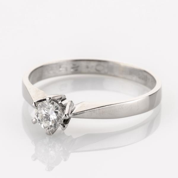 Ring aus 585er Weißgold mit Brillant