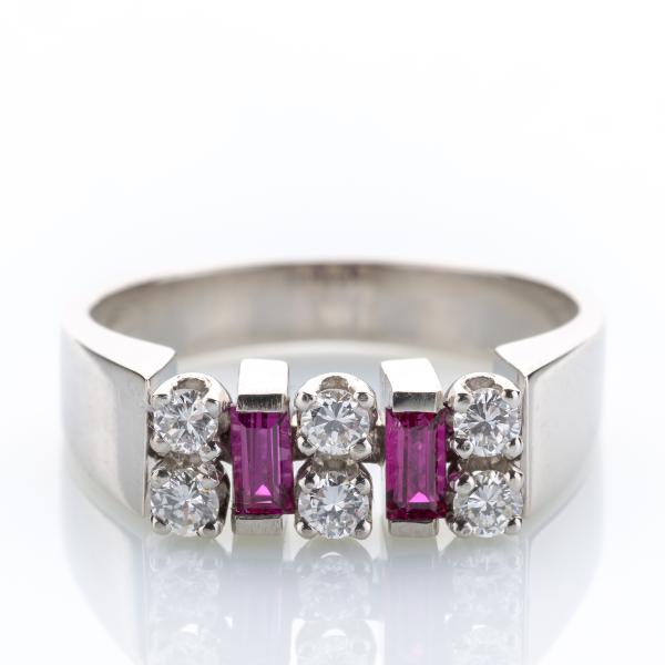 Ring aus 585er Weißgold mit 0.20ct Rubinen und 0.30ct Brillanten