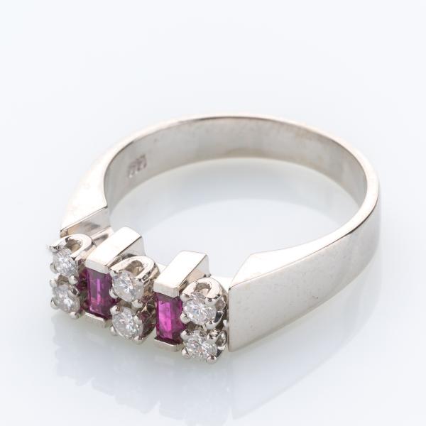 Ring aus 585er Weißgold mit 0.20ct Rubinen und 0.30ct Brillanten