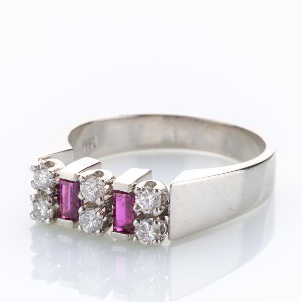 Ring aus 585er Weißgold mit 0.20ct Rubinen und 0.30ct Brillanten