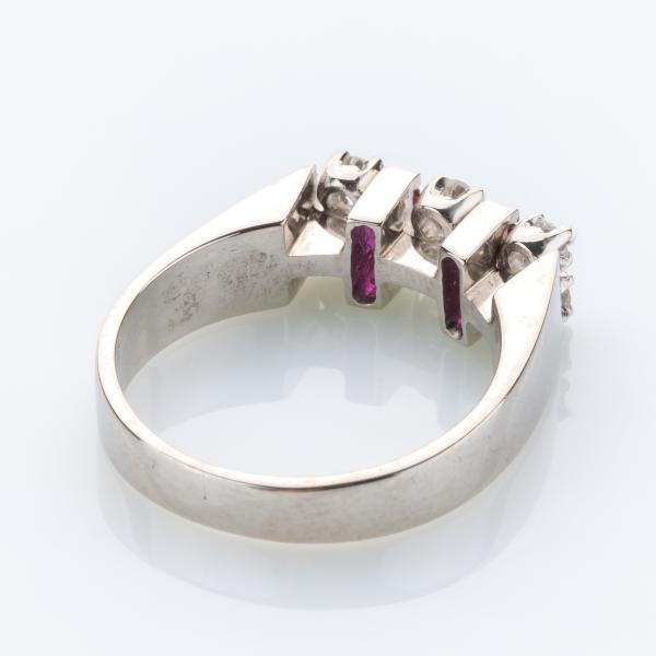 Ring aus 585er Weißgold mit 0.20ct Rubinen und 0.30ct Brillanten