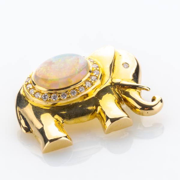 18k gold brooch with an opal and diamonds