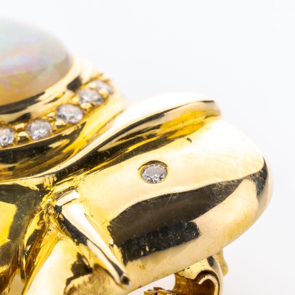 18k gold brooch with an opal and diamonds