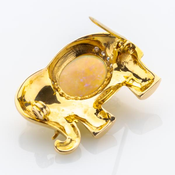 18k gold brooch with an opal and diamonds