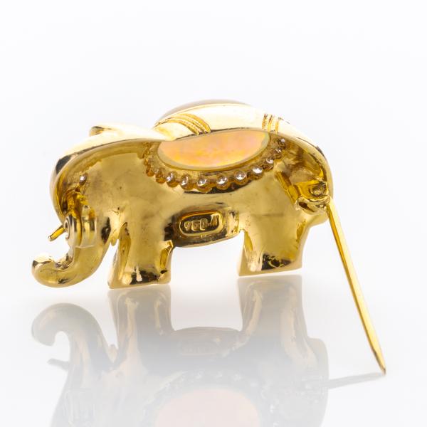 18k gold brooch with an opal and diamonds