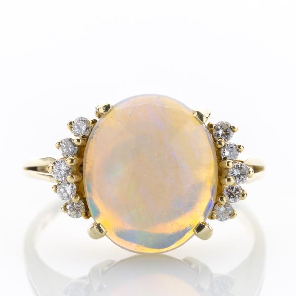 Ring aus 585er Gold mit Opal und 0.20ct Brillanten