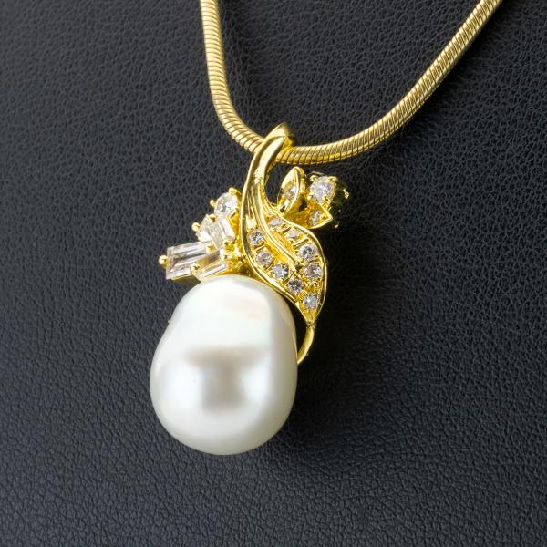 Anhänger aus 750er Gold mit Perle und 0.60ct Diamanten