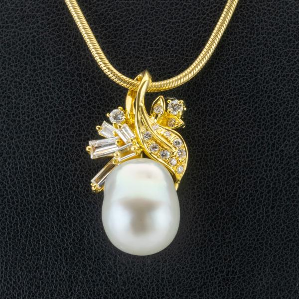 Anhänger aus 750er Gold mit Perle und 0.60ct Diamanten