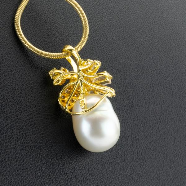 Anhänger aus 750er Gold mit Perle und 0.60ct Diamanten