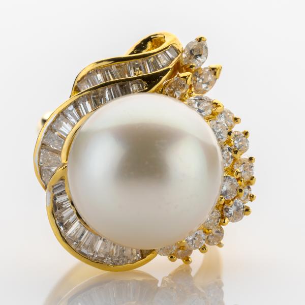 Ring aus 750er Gold mit Perle und 1.40ct Diamanten