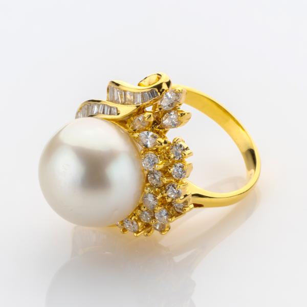 Ring aus 750er Gold mit Perle und 1.40ct Diamanten