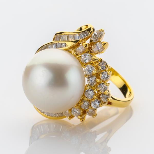 Ring aus 750er Gold mit Perle und 1.40ct Diamanten