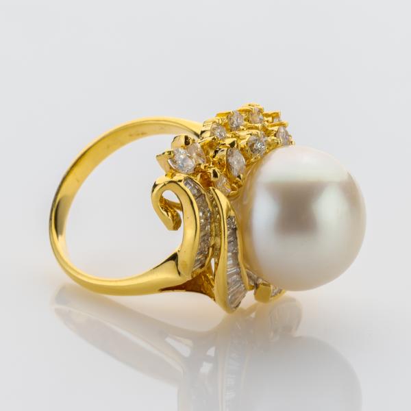 Ring aus 750er Gold mit Perle und 1.40ct Diamanten