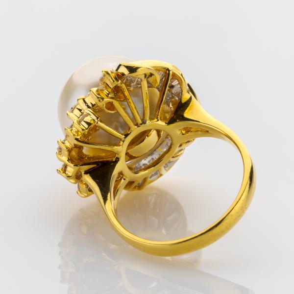Ring aus 750er Gold mit Perle und 1.40ct Diamanten