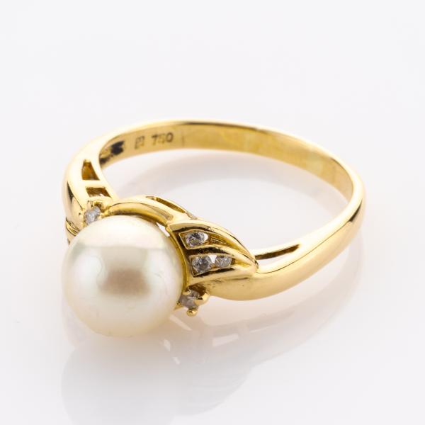 Ring aus 750er Gold mit Perle und 0.10ct Brillanten