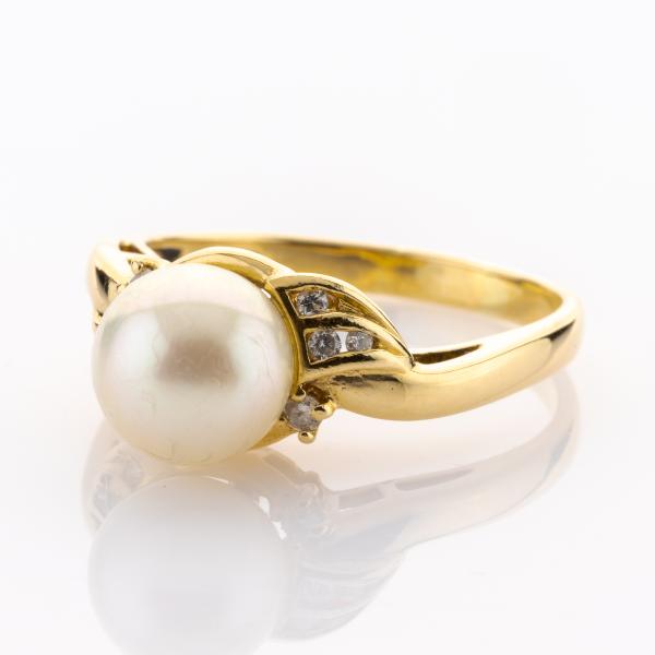 Ring aus 750er Gold mit Perle und 0.10ct Brillanten