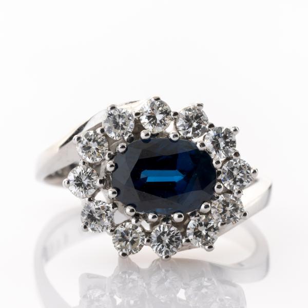Ring aus 585er Weißgold mit einem 1.89ct Saphir und 0.80ct Brillanten