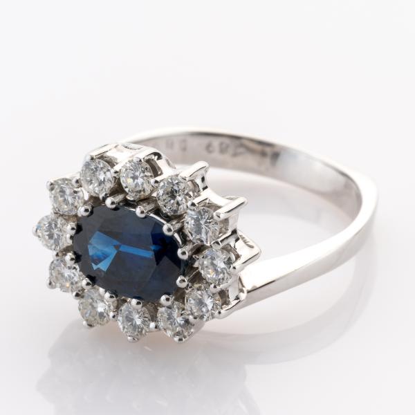 Ring aus 585er Weißgold mit einem 1.89ct Saphir und 0.80ct Brillanten