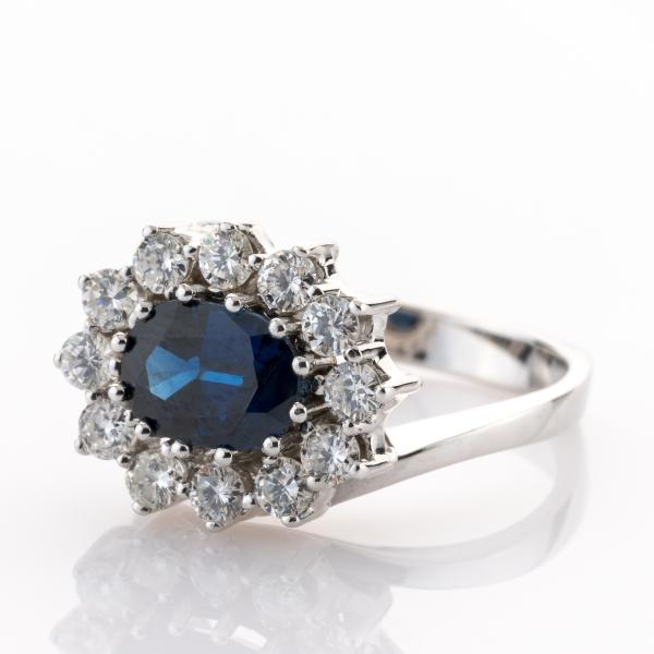 Ring aus 585er Weißgold mit einem 1.89ct Saphir und 0.80ct Brillanten