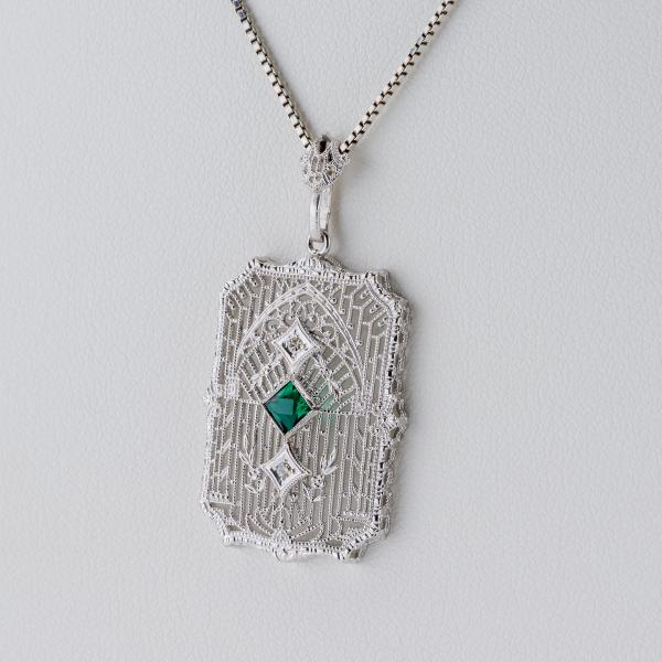 Anhänger aus 585 Weißgold mit 0,10 ct Smaragd und 0,02 ct Brillanten