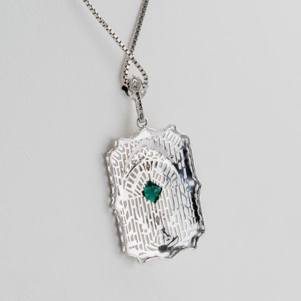 Anhänger aus 585 Weißgold mit 0,10 ct Smaragd und 0,02 ct Brillanten
