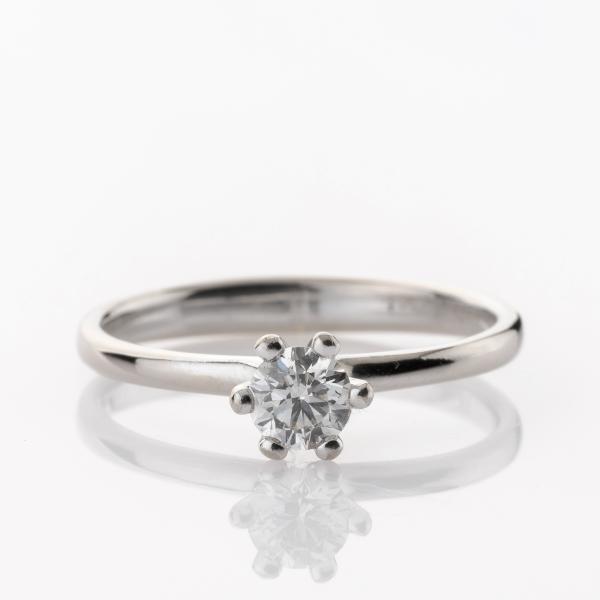 Ring aus 585er Weißgold mit Brillant