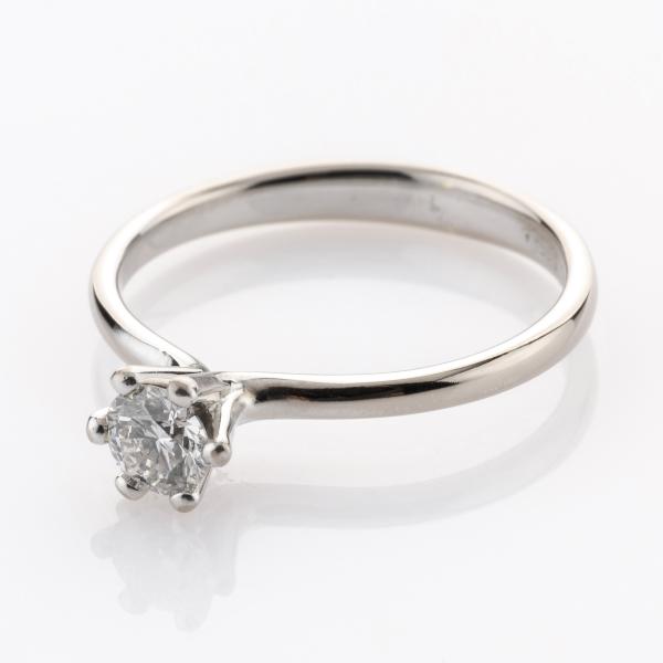 Ring aus 585er Weißgold mit Brillant