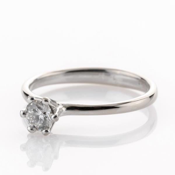 Ring aus 585er Weißgold mit Brillant