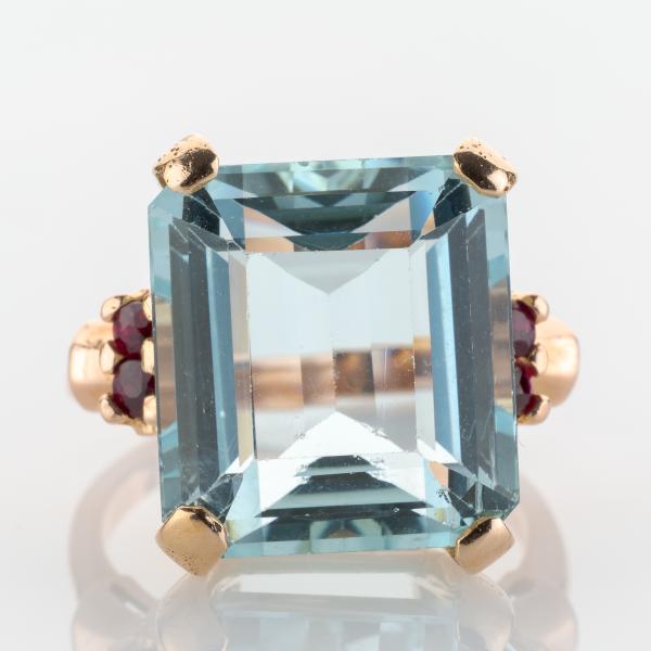 Vintage Ring aus 585er Gold mit einem 16.0ct Aquamarin und 0.08ct Rubinen
