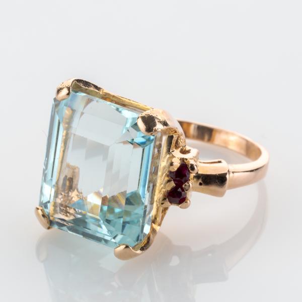 Vintage Ring aus 585er Gold mit einem 16.0ct Aquamarin und 0.08ct Rubinen