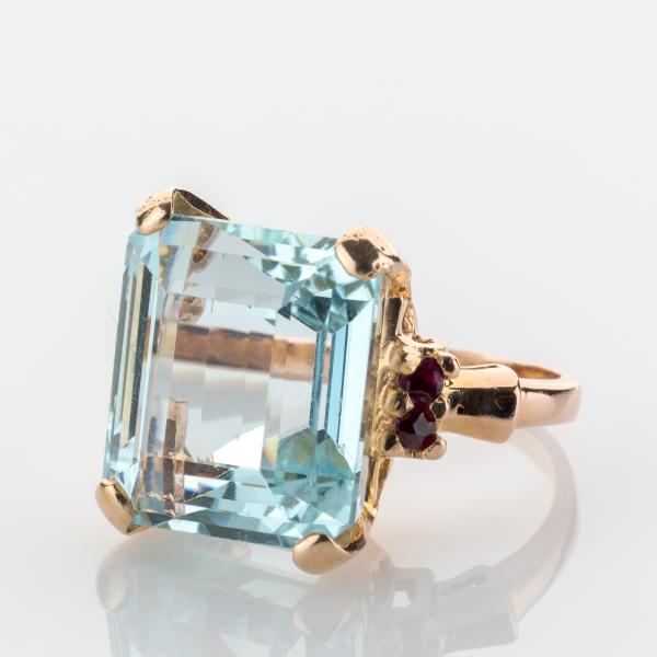Vintage Ring aus 585er Gold mit einem 16.0ct Aquamarin und 0.08ct Rubinen