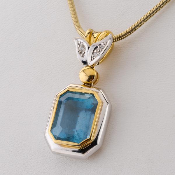 Anhänger aus 750er Gold mit einem 6.0ct Aquamarin und 0.04ct Brillanten