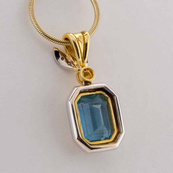 Anhänger aus 750er Gold mit einem 6.0ct Aquamarin und 0.04ct Brillanten
