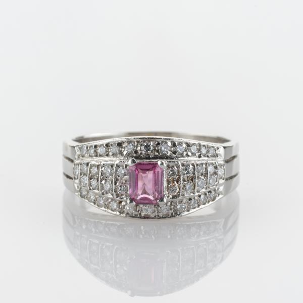 Ring in Platin mit 0.30ct Rubin und 0.60 ct Brillanten