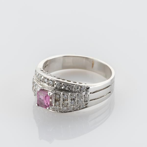 Ring in Platin mit 0.30ct Rubin und 0.60 ct Brillanten