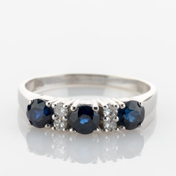 Ring aus 585er Weißgold mit Saphiren und Diamanten