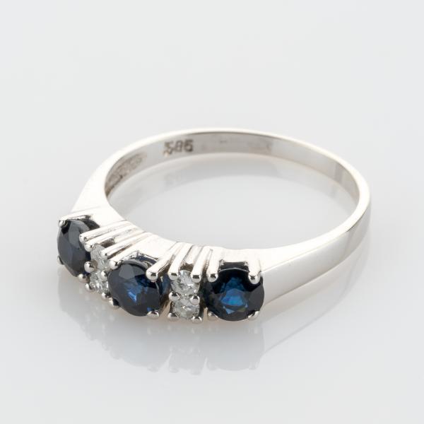 Ring aus 585er Weißgold mit Saphiren und Diamanten