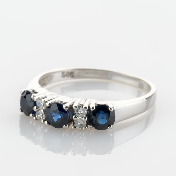 Ring aus 585er Weißgold mit Saphiren und Diamanten